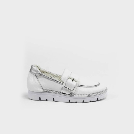 Mocasín Irene en piel blanco y metal plata